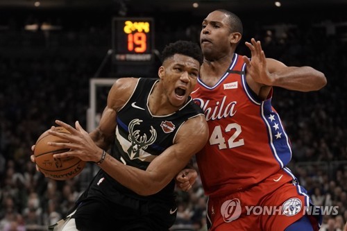 휴스턴 '빅딜' 첫 경기서 레이커스 제압…코빙턴 결정적 3점포