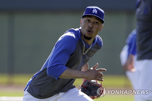 베츠, MLB 시범경기서 다저스 데뷔…야구는 어디서나 같아(종합)