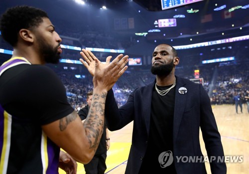 제임스 부상 공백에도…레이커스, 골든스테이트 완파하고 7연승
