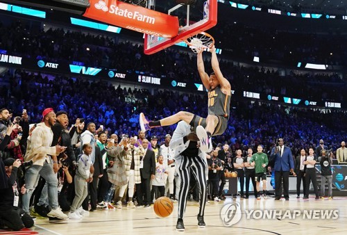 NBA 덩크왕에 마이애미 존스…고든, 타코 폴 넘고도 '무릎'