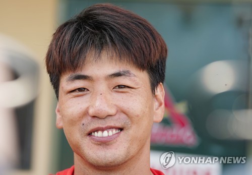 10년 만에 배트 잡은 김광현 타격 어렵네요…맞히는 것부터