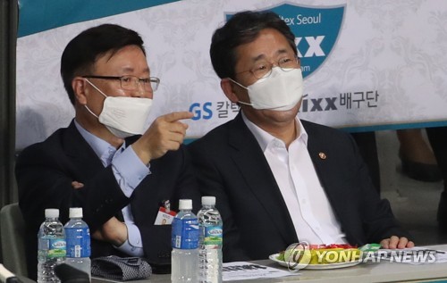 박양우 문체부 장관, 코로나19 대응 프로배구장 현장 점검