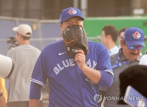 훈련장 공사하고 포수는 음란행위…신경 안 쓴 류현진