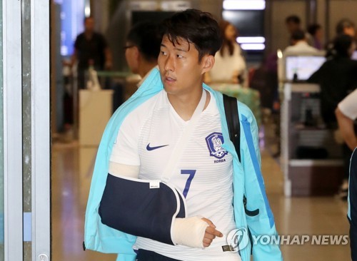 손흥민, 21일 부러진 팔 수술 받는다…조용히 귀국해 정밀진단