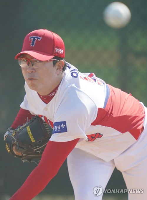 토론토 부사장, KIA 캠프 깜짝 방문…양현종 인상적