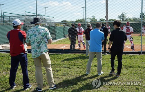 토론토 부사장, KIA 캠프 깜짝 방문…양현종 인상적