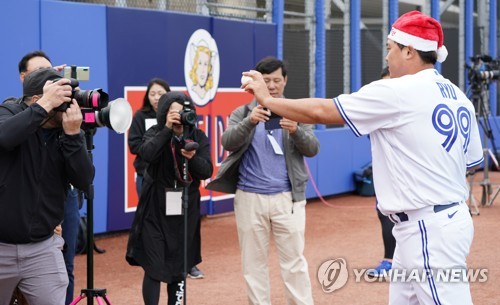 류현진, 마운드 밖에서도 슈퍼스타…산타모자 쓰고 활짝