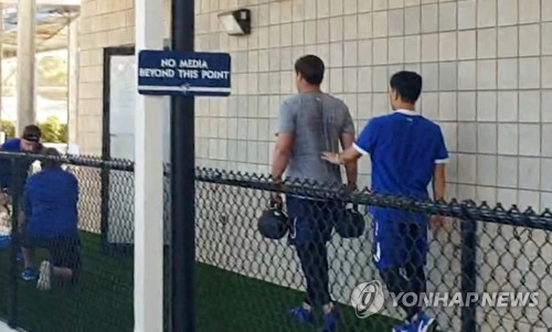 류현진의 맹훈련…앞에서는 설렁설렁, 뒤에서는 독사처럼