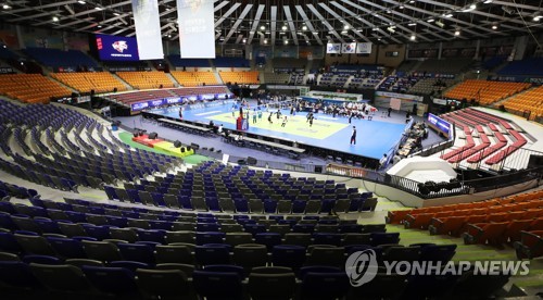 스파이크 소리만 크게 들린 수원체육관…배구 첫 무관중 경기