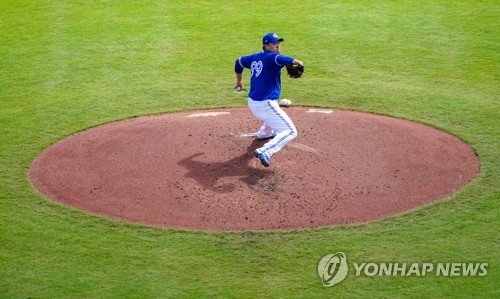 솔로포 허용·위기관리는 탁월…류현진, 첫 등판 2이닝 1실점