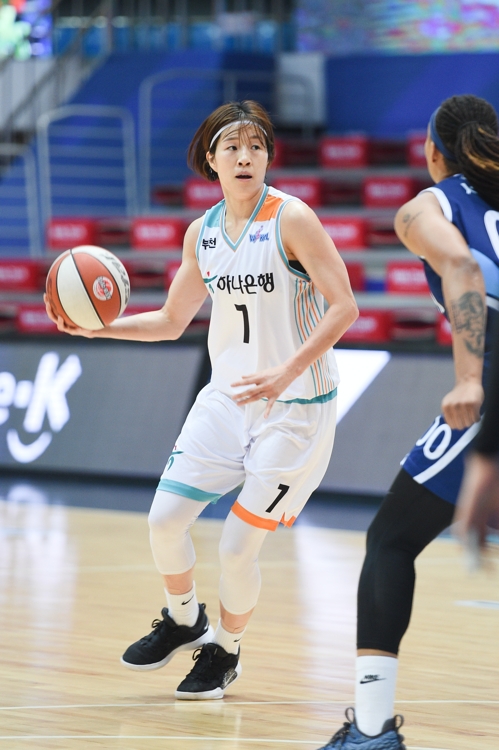 하나은행, 신한은행 꺾고 3위 탈환…PO 티켓 안갯속