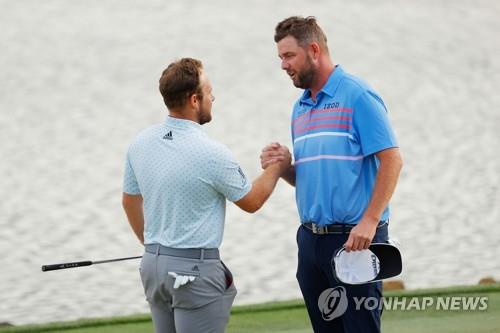 PGA투어는 코로나19 무풍지대?…'악수 기피' 등 변화 조짐