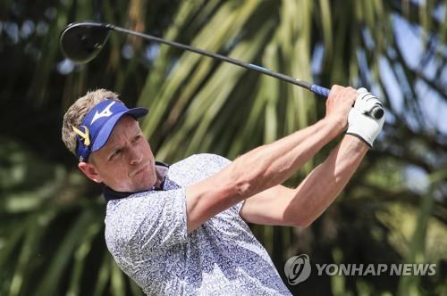 PGA투어 휴업 중 레슨 코치로 변신한 전 세계 1위 도널드