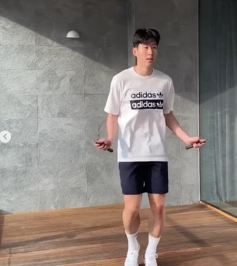 자가격리 손흥민, 홈트레이닝 공개…'선명한 수술 자국'