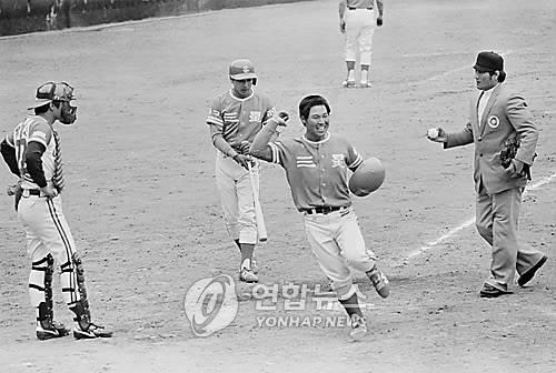 [순간포착] 한국프로야구 개막전 시구하는 전두환