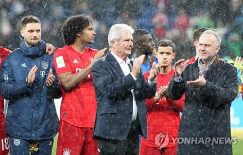 상대 구단주 모욕한 서포터스에 '공 돌리기'로 맞선 축구선수들