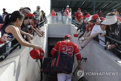 MLB 코로나19 대응책 팬이 준 야구공과 펜 직접 받지 마세요
