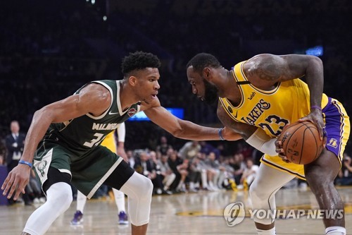 '킹' 제임스, 아데토쿤보에 설욕…레이커스, 밀워키에 완승