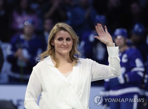 IOC, 올림픽 정상 개최 추진에 올림피언들 무책임하다 비판