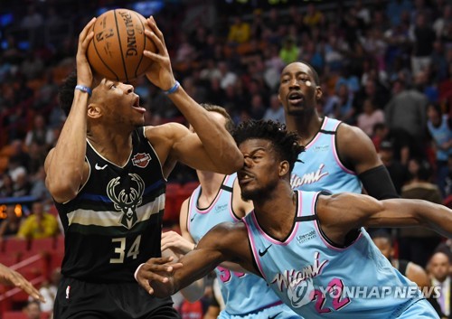 NBA, 선수들에 '하이파이브 금지령'…코로나19 예방 지침 전달