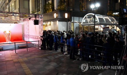 코로나19 우려에도 일본 국민, 올림픽 성화 전시에 수만명 운집