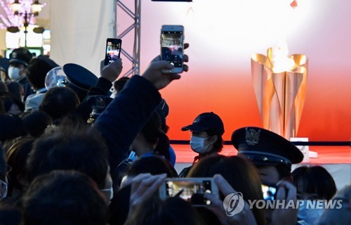 코로나19 우려에도 일본 국민, 올림픽 성화 전시에 수만명 운집