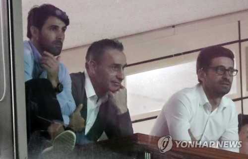 파울루 벤투 축구대표팀 감독, 코로나19 여파로 4월 초 귀국