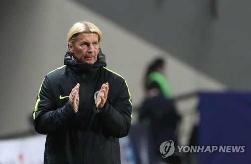 여자축구 벨 감독, 선수들에게 편지…몸 상태·집중력 유지해