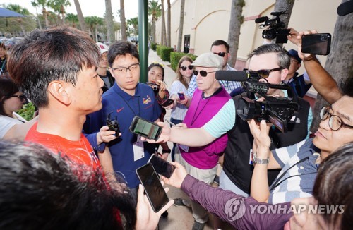 현지 매체 김광현 보러 많은 한국인 방문…코로나19 확산 우려