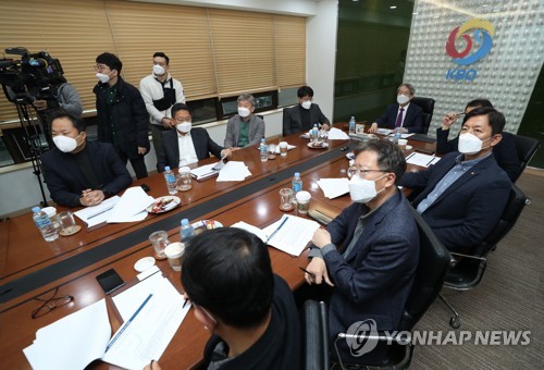 '코로나' 여파로 프로야구 첫 개막 연기…초장기 레이스 불가피