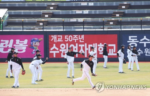 시범경기 하기 딱 좋은 날인데…kt 훈련하며 기다려야죠