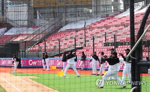 시범경기 하기 딱 좋은 날인데…kt 훈련하며 기다려야죠