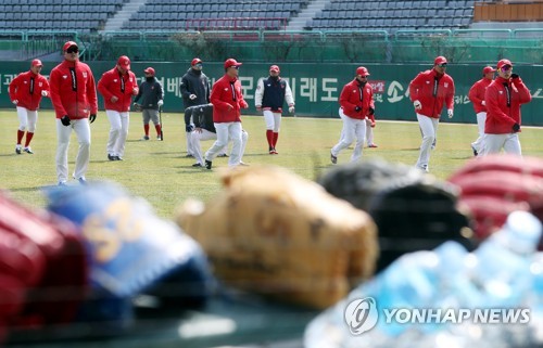 통제 속 훈련 시작한 SK 적막한 야구장…어색해요