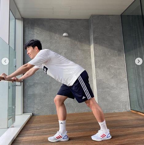 자가격리 손흥민, 홈트레이닝 공개…'선명한 수술 자국'