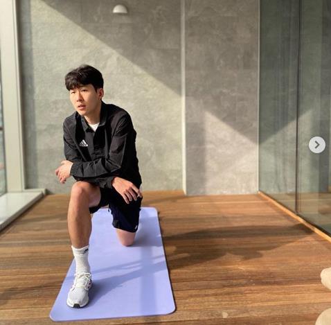 자가격리 손흥민, 홈트레이닝 공개…'선명한 수술 자국'