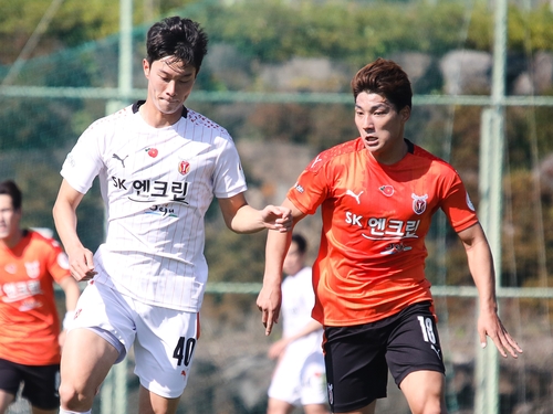 '4·3 희생자 기립니다'…프로축구 제주 '동백꽃 유니폼' 청백전