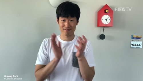 코로나와 싸우는 의료진에 박수를…박지성, FIFA 캠페인 동참