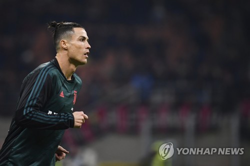 호날두, 고향서 '경기장 훈련' 논란…보건당국은 문제없어