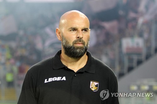 이탈리아 축구팀, 코로나19 위기에 급여 삭감 거부한 감독 경질