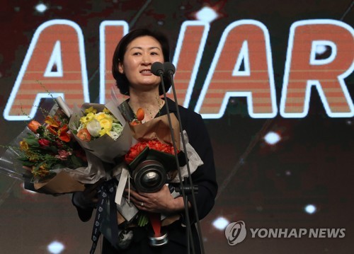 '최고 대우 재계약' 박미희 감독 세터·리베로와 나도 새 출발