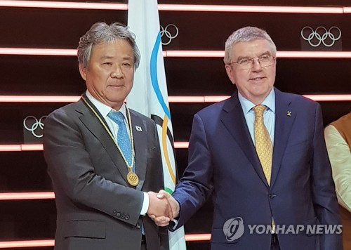 체육회 정관 개정 의결…이기흥 회장 'IOC위원 유지길 열렸다'