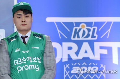 프로농구 MVP에 kt 허훈…'대를 이어 농구 대통령 됐다'