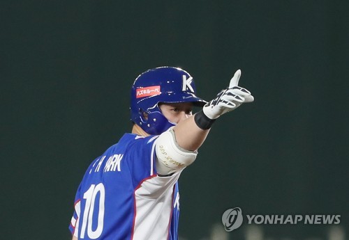 두 번째 박세혁의 야구…투수와 소통하고·선배 포수에게 배우고