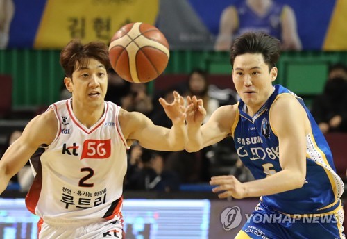 '농구 대통령' 허재의 아들 허훈 부자지간 MVP 받아 더 뜻깊어