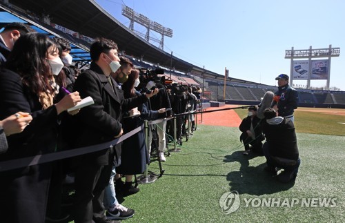 한국프로야구 '경기 중 감독 인터뷰' 도입…3연전에 2번