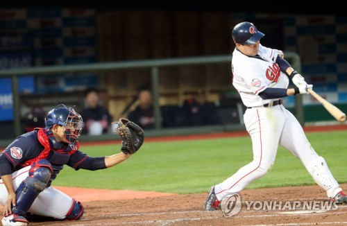 'FA 이적생' 안치홍, 꼬박꼬박 멀티히트…'2＋2년 걱정 마'