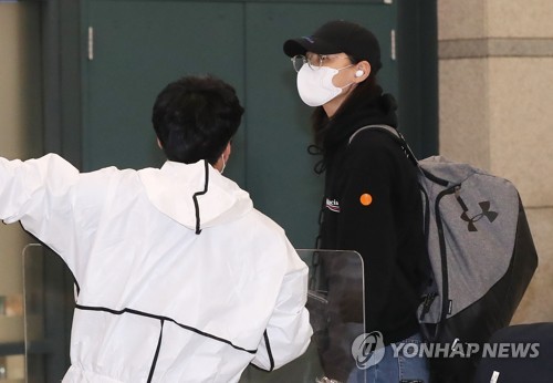 '배구 여제' 김연경, 터키에서 귀국…2주간 '자가 격리'
