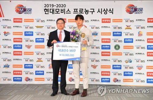 '농구 대통령' 허재의 아들 허훈 부자지간 MVP 받아 더 뜻깊어