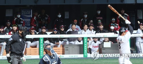 차우찬 호투·정근우 적극적 주루…LG, 연습경기서 두산에 승리