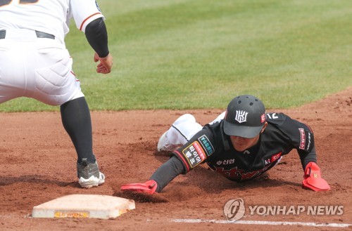 두산 플렉센 무실점 쾌투…롯데 샘슨 밀어내기 등 3실점 '흔들'